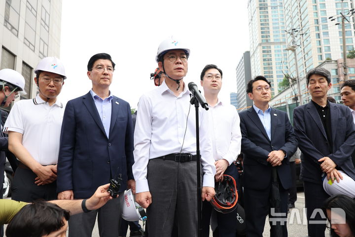 서소문 고가도로 붕괴 사고 현장서 발언하는 정원오 후보 