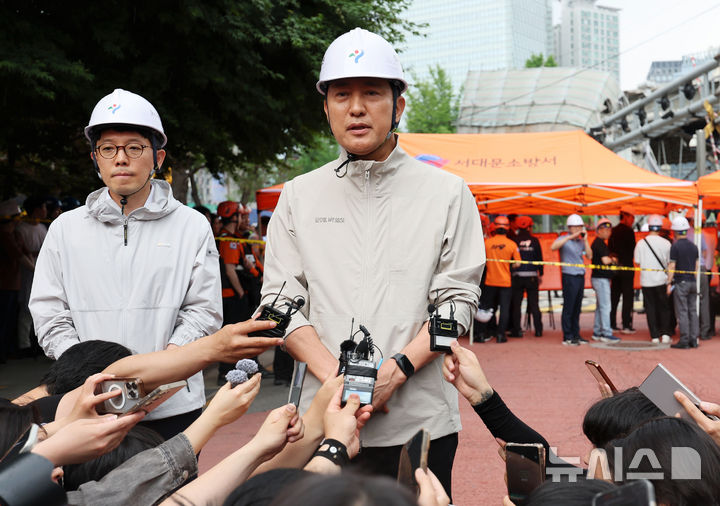 [서울=뉴시스] 황준선 기자 = 오세훈 국민의힘 서울시장 후보가 26일 오후 서울 서대문구 서소문 고가차도 붕괴 사고 현장에서 발언하고 있다. 2026.05.26. hwang@newsis.com