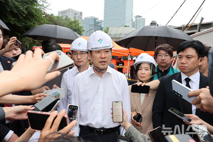 [서울=뉴시스] 황준선 기자 = 장동혁 국민의힘 대표가 26일 오후 서울 서대문구 서소문 고가차도 붕괴 사고 현장에서 발언하고 있다. 2026.05.26. hwang@newsis.com