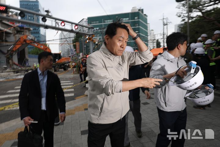 서소문 붕괴사고 현장 방문한 오세훈 후보