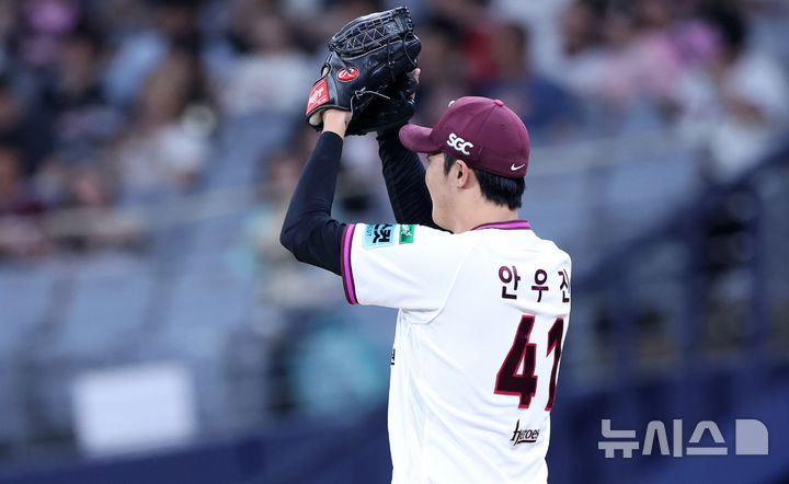 [서울=뉴시스] 이영환 기자 = 26일 오후 서울 구로구 고척스카이돔에서 열린 2026 프로야구 KIA 타이거즈와 키움 히어로즈의 경기, 3회초 KIA 선두타자 박재현이 날린 타구를 키움 우익수 임병욱이 펜스 앞에서 잡아내자 투수 안우진이 박수를 보내고 있다. 2026.05.26. 20hwan@newsis.com