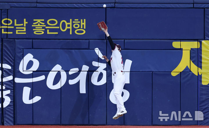 펜스 앞에서 박재현 타구 잡아내는 임병욱