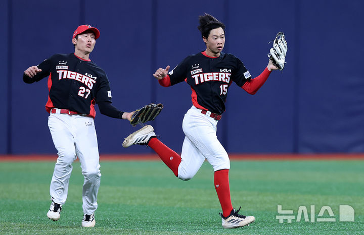 [서울=뉴시스] 이영환 기자 = 26일 오후 서울 구로구 고척스카이돔에서 열린 2026 프로야구 KIA 타이거즈와 키움 히어로즈의 경기, 3회말 2사 1루에서 KIA 좌익수 박재현이 키움 안치홍이 날린 타구를 잡아내고 있다. 2026.05.26. 20hwan@newsis.com