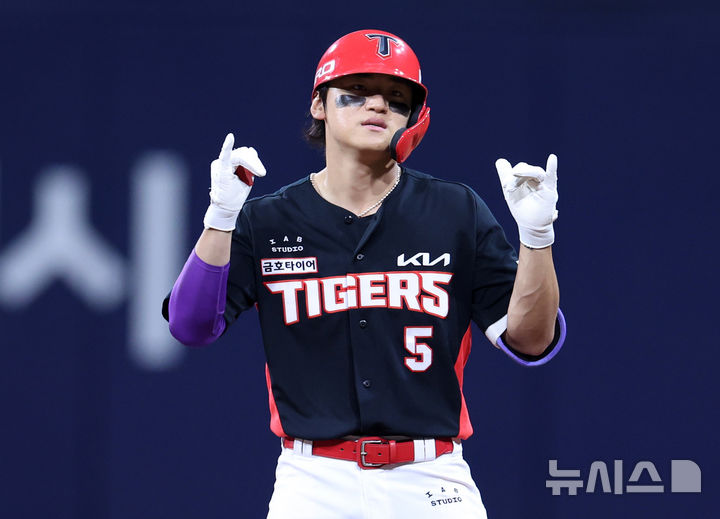 [서울=뉴시스] 이영환 기자 = 26일 오후 서울 구로구 고척스카이돔에서 열린 2026 프로야구 KIA 타이거즈와 키움 히어로즈의 경기, 7회초 2사 만루에서 KIA 김도영이 싹쓸이 2루타를 날리고 있다. 2026.05.26. 20hwan@newsis.com