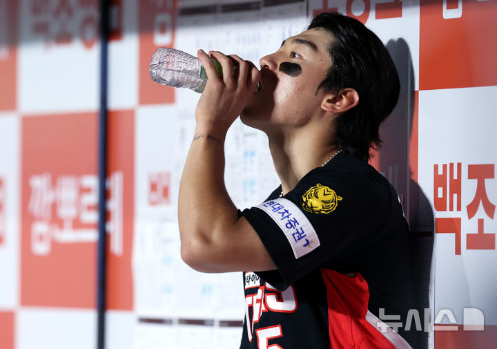[서울=뉴시스] 이영환 기자 = 26일 오후 서울 구로구 고척스카이돔에서 열린 2026 프로야구 KIA 타이거즈와 키움 히어로즈의 경기, 8회초 KIA 김도영이 덕아웃에서 물을 마시고 있다. 2026.05.26. 20hwan@newsis.com