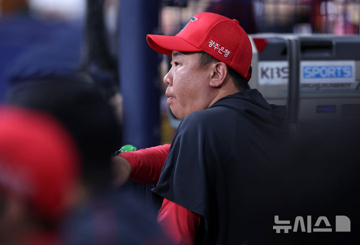 경기 지켜보는 이범호 감독