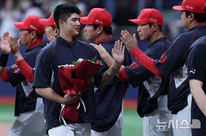 [서울=뉴시스] 이영환 기자 = 26일 오후 서울 구로구 고척스카이돔에서 열린 2026 프로야구 KIA 타이거즈와 키움 히어로즈의 경기, 5-2로 승리한 KIA 선발투수 김태형이 첫승을 축하받고 있다. 2026.05.26. 20hwan@newsis.com