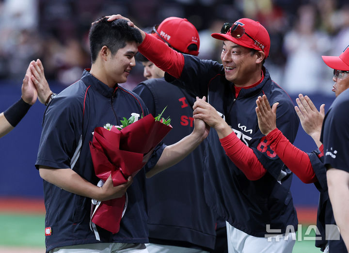 [서울=뉴시스] 이영환 기자 = 26일 오후 서울 구로구 고척스카이돔에서 열린 2026 프로야구 KIA 타이거즈와 키움 히어로즈의 경기, 5-2로 승리한 KIA 선발투수 김태형이 이동걸 투수코치에게 축하를 받고 있다. 2026.05.26. 20hwan@newsis.com