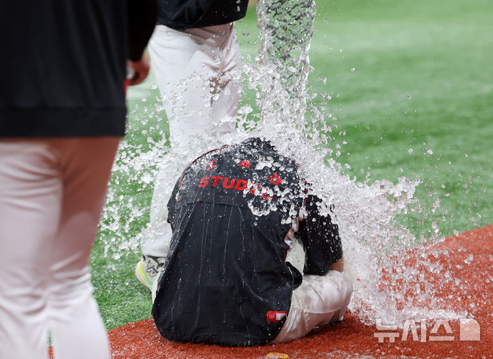 데뷔 첫승 축하 받는 김태형