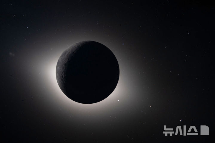 [AP/뉴시스]미 항공우주국(NASA)이 아르테미스 2호의 기록적인 달 궤도 비행 2달도 거대한 달 기지 건설을 위한 착륙선, 로버, 드론 발주에 나섰다. 사진은 아르테미스 2 승무원들이 달궤도에서 촬영한 달이 태양을 가리고 있는 모습. 2026.05.27.
