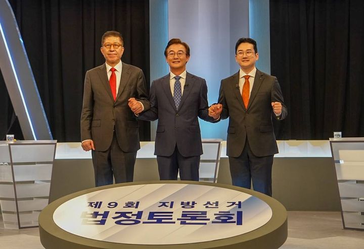 [부산=뉴시스] 26일 오후 부산 수영구 KBS부산방송총국에서 열린 부산시선거방송토론위원회 주관 제9회 전국동시지방선거 부산시장 후보 토론회. (왼쪽부터) 박형준 국민의힘 후보, 전재수 더불어민주당 후보, 정이한 개혁신당 후보가 참석했다. (사진=전재수 민주당 부산시장 후보 선대위 제공) 2026.05.27. photo@newsis.com *재판매 및 DB 금지