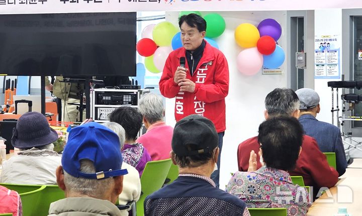 [군포=뉴시스] 하은호 후보가 책임지고 군포를 반드시 발전시키겠다며 지지를 호소하고 있다.(사진=선거사무소 제공).2026.05.27.photo@newsis.com