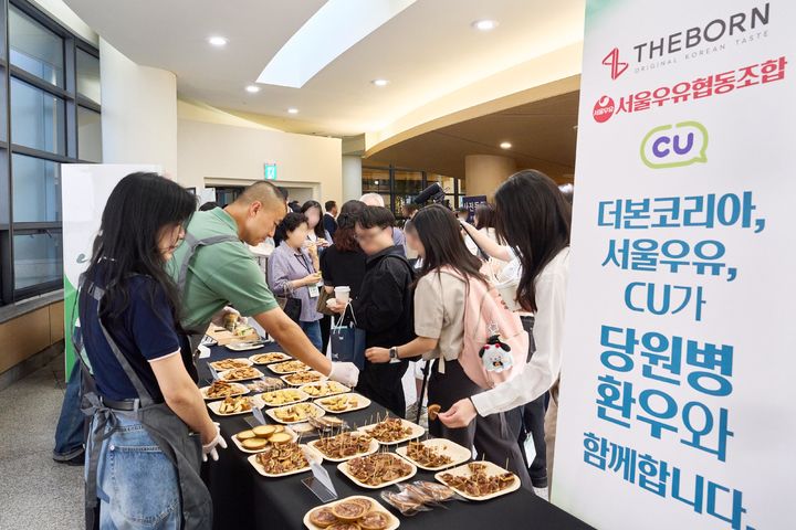 [서울=뉴시스] 22일 국제 당원병 심포지엄에서 더본코리아가 희귀질환 당원병 환우를 위해 제품화한 쿠키 3종을 선보이는 모습(사진=더본코리아 제공) *재판매 및 DB 금지