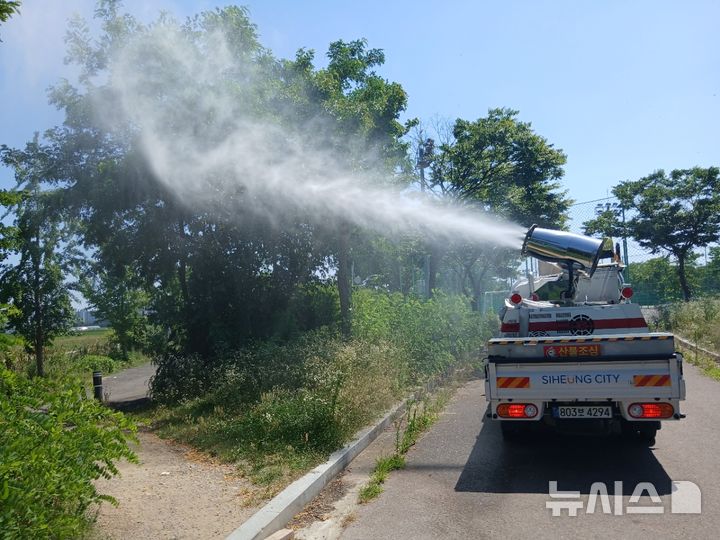 [시흥=뉴시스] 경기 시흥시가 러브버그 방제 활동에 나서고 있다. (사진=시흥시 제공).2026.05.27. photo@newsis.com