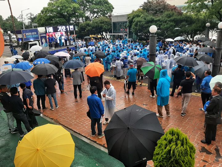 [안산=뉴시스] 장서연 인턴기자 = 비내리는 궂은 날씨에도 추미애 경기도지사 후보와 천영미 안산시장 후보의 합동유세 현장에는 지지자들이 삼삼오오 모여들었다. *재판매 및 DB 금지