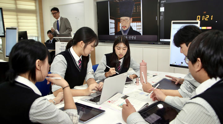 [보성=뉴시스] 전남 보성군 예당고등학교에서 다산 정약용의 사상으로 알아보는 지방자치제도를 주제로 중등 2030교실 수업이 이뤄지고 있다. (사진=전남교육청 제공) photo@newsis.com *재판매 및 DB 금지