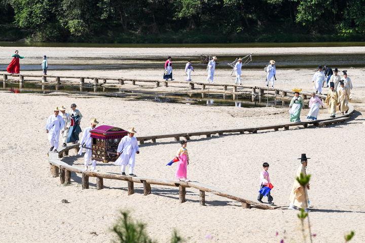 [영주=뉴시스] 신부를 태운 가마가 무섬마을 외나무다리를 건너고 있다. (사진=영주시 제공) 2026.05.27. photo@newsis.com *재판매 및 DB 금지