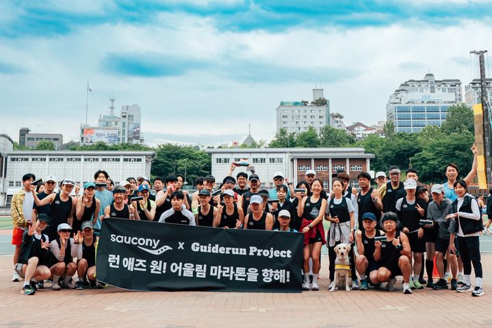 [서울=뉴시스] 글로벌 러닝 브랜드 써코니가 가이드러닝 전문 커뮤니티 '가이드런프로젝트' 등과 함께 '런애즈원(RUN AS ONE) 시각장애인 가이드러닝 클래스'를 진행했다고 27일 밝혔다.(사진=써코니 제공) *재판매 및 DB 금지 *재판매 및 DB 금지