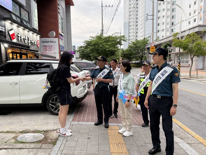 [밀양=뉴시스] 밀양경찰서가 학생들의 안전한 등하굣길 확보를 위해 민·관·경이 함께하는 범죄예방 활동을 펼치고 있다. (사진=밀양경찰서 제공) 2026.05.27. photo@newsis.com *재판매 및 DB 금지