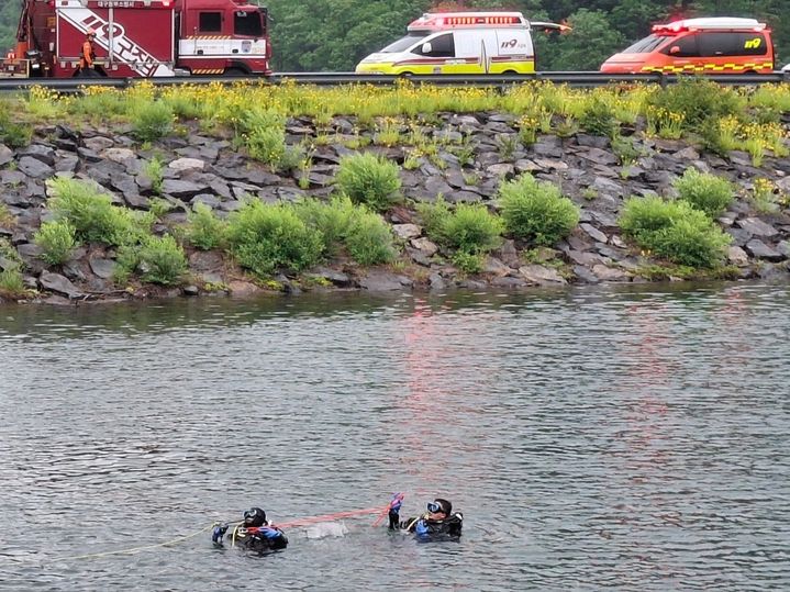 [대구=뉴시스] 27일 오전 6시37분께 수성구 대흥동 내관지에 차량이 빠졌다는 신고가 접수돼 소방당국이 수색에 나섰다. (사진=대구소방안전본부 제공) 2026.05.27. photo@newsis.com *재판매 및 DB 금지