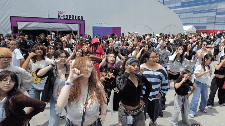 2026 K-EXPO USA 프로그램 중 '랜덤 K-pop 댄스플레이'에 300여 명 이상의 참가자가 K-pop 음악에 맞춰 춤을 추고 있다. (사진=한국콘텐츠진흥원 제공) *재판매 및 DB 금지