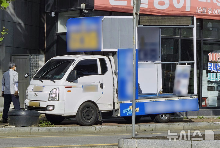 [광주=뉴시스] 6·3지방선거 공식 선거운동 기간 일부 유세차량들이 인도 위 불법 점거를 통한 유세 운동에 나서면서 보행자들의 불편을 초래하고 있다. 사진은 지난 25일 오후 광주 남구 월산동 대성초교 사거리 주변 인도 위를 불법 점거하고 있는 지역 한 후보의 유세 차량. (사진 = 독자 제공) 2026.05.27. photo@newsis.com