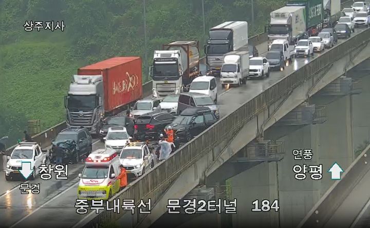 [문경=뉴시스] 문경시 중부내륙고속도로 5중 추돌사고 현장 (사진=경북소방본부 제공) 2026.05.27. photo@newsis.com *재판매 및 DB 금지