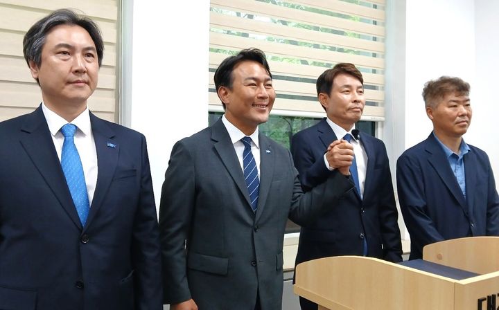 [대전=뉴시스] 조명휘 기자 = 더불어민주당 전문학(오른쪽 두번째) 대전 서구청장 후보와 조국혁신당 유지곤(왼쪽 두번째) 후보가 27일 오전 대전시의회 기자실에서 후보 단일화를 선언하고 있다. 2026.05.27. joemedia@newsis.com *재판매 및 DB 금지