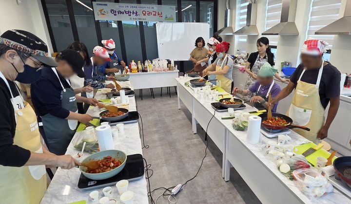 [창녕=뉴시스] 함께밥상 요리교실 참가자들이 제육볶음 등 요리를 배우고 있다. (사진= 창녕군 제공) 2026.05.27. photo@newsis.com *재판매 및 DB 금지