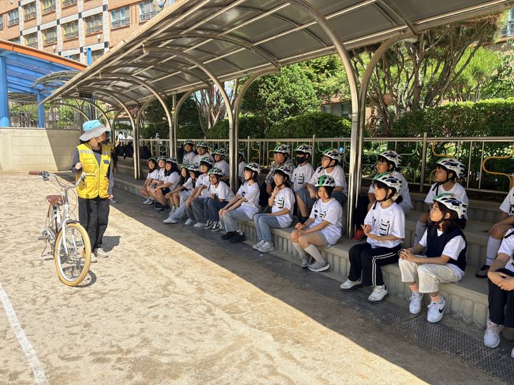[안산=뉴시스] 안산시가 22일 와동 덕인초등학교에서 학생들을 대상으로 '꿈나무 자전거 방문교육'을 진행하고 있다. (사진=안산시 제공) 2026.05.27. photo@newsis.com *재판매 및 DB 금지