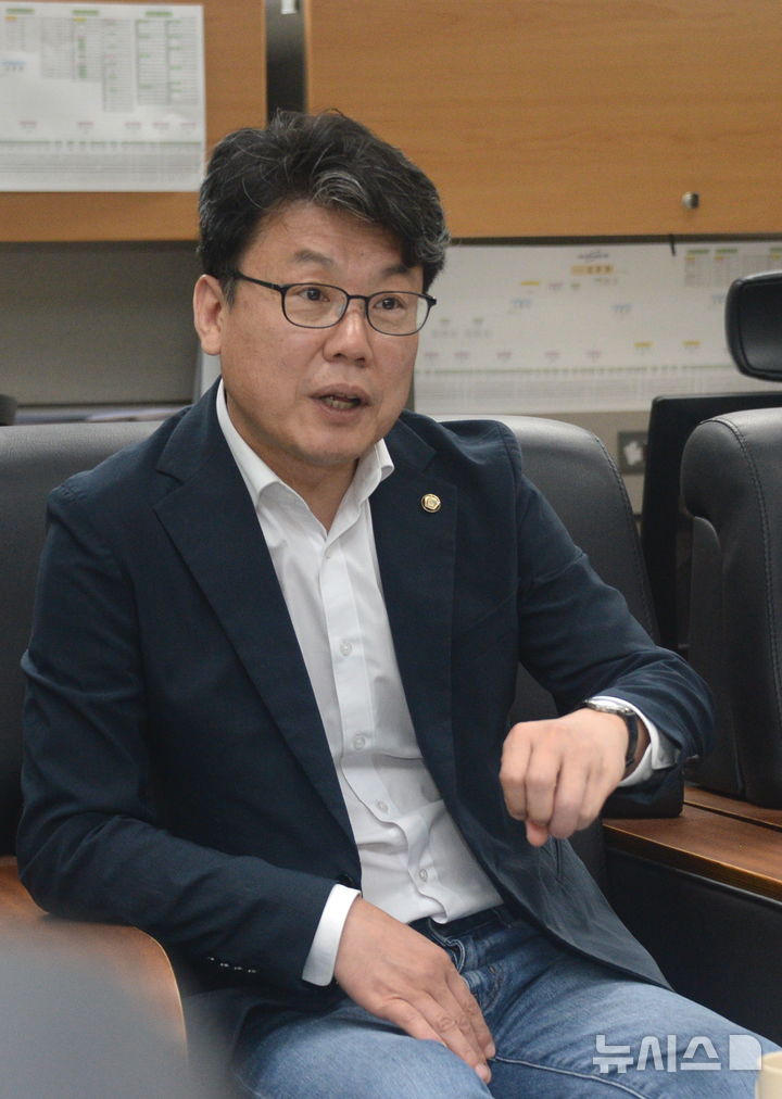 질의 응답하는 진성준 의원