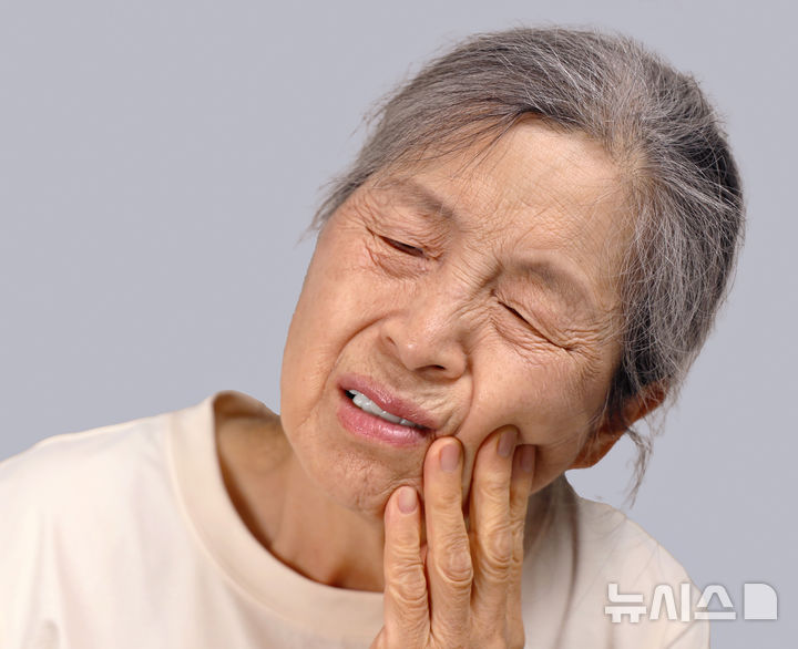 [서울=뉴시스] 사랑니 주위염은 말 그대로 사랑니 주변 잇몸에 염증이 생기는 질환이다. 주로 턱뼈 공간이 부족해 사랑니가 완전히 나오지 못하고 일부만 올라온 경우에 잘 발생한다. (사진= 유토이미지 제공)