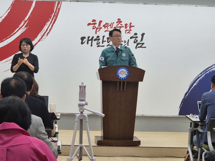 [홍성=뉴시스] 유효상 기자 = 홍종완 충남도지사 권한대행이 27일 도청 프레스센터에서 기자회견을 열고, 2026년 여름철 풍수해 종합대책을 발표하고 있다. 2026.05.27 yreporter@newsis.com *재판매 및 DB 금지