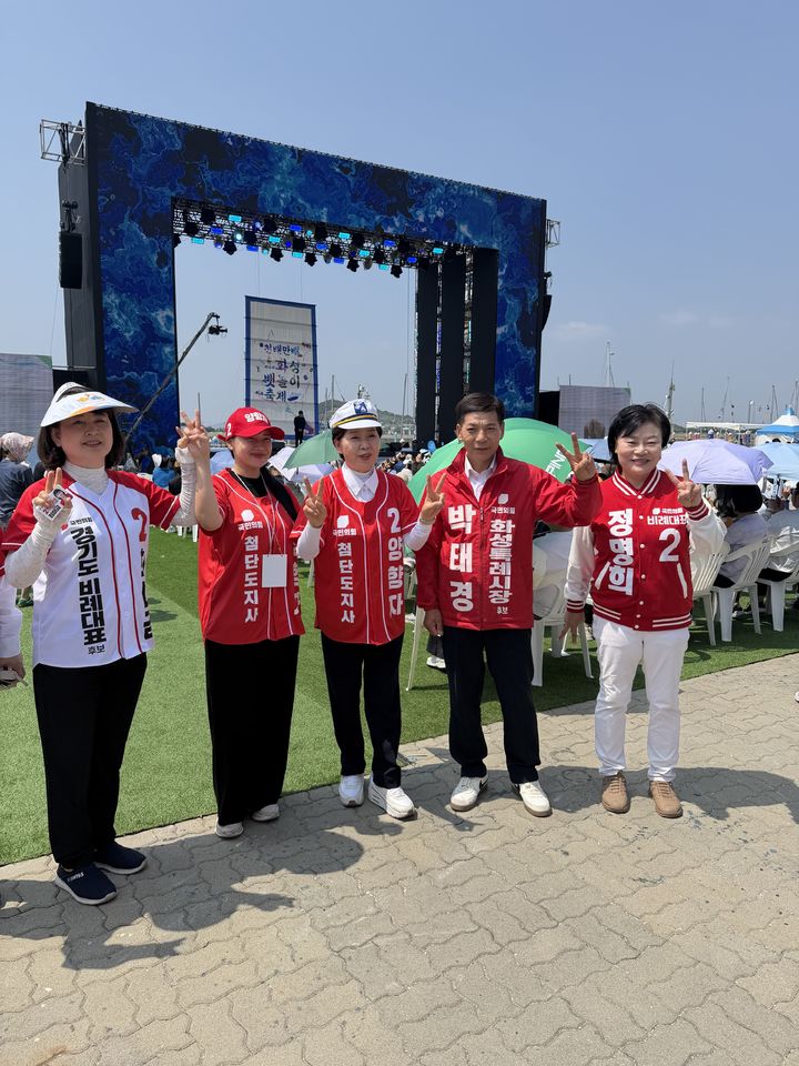 [화성=뉴시스] 이지은 인턴기자 = 지난 23일 전곡항 뱃놀이 축제를 찾은 국민의힘 박태경 화성시장 후보. (사진= 박태경 화성시장 후보 선거사무소 제공) *재판매 및 DB 금지
