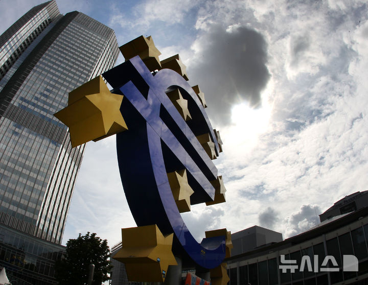 [프랑크푸르트=AP/뉴시스] 이사벨 슈나벨 유럽중앙은행(ECB) 집행이사가 26일 중동 전쟁 장기화에 따른 에너지발 인플레이션 압력을 경고하며 6월 금리 인상 필요성을 시사했다. 사진은 2012년 7월31일(현지 시간) 독일 프랑크푸르트의 유럽중앙은행(ECB) 본부 앞에 유로화 조형물이 세워져 있는 모습. 2026.05.27.
