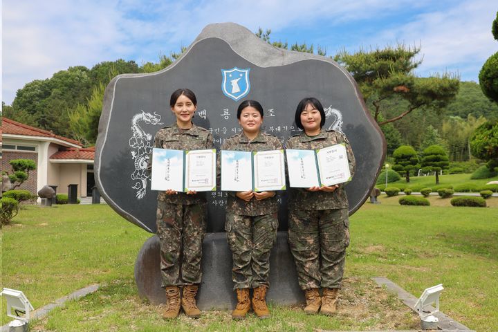 [세종=뉴시스] 제32보병사단 소속 여군들이 소아암 환아를 위해 머리카락을 기부했다.(사진=제32보병사단 제공) 2026.05.27. photo@newsis.com *재판매 및 DB 금지