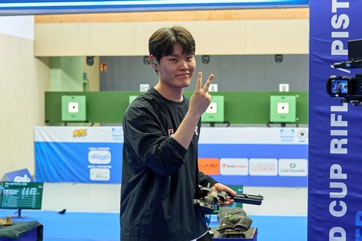 [서울=뉴시스]뮌헨 월드컵 대회 남자 10m 공기권총에서 금메달을 차지한 홍수현. (사진=대한사격연맹 제공)
