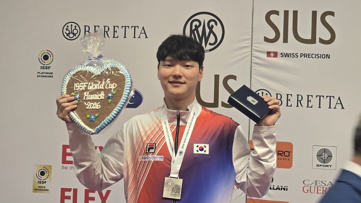 [서울=뉴시스]뮌헨 월드컵 대회 남자 10m 공기소총에서 은메달을 차지한 신민기. (사진=대한사격연맹 제공)