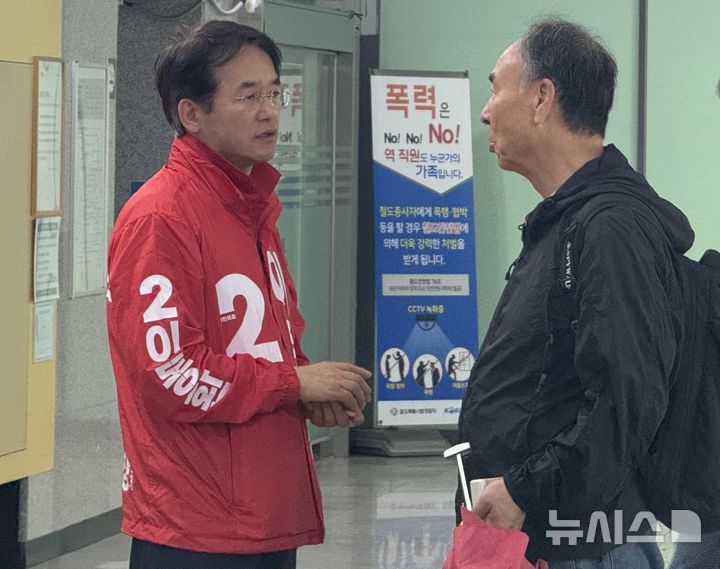 [고양=뉴시스]국민의힘 이동환 고양시장 후보가 27일 일산역에서 출근하는 유권자와 대화를 나누고 있다.(사진=이동환 캠프 제공)photo@newsis.com