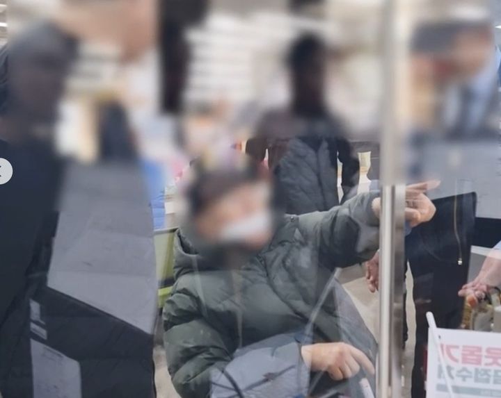 [부산=뉴시스] 관공서를 찾은 70대 악성 민원인을 제지하고 있는 관계자들 (사진=부산 금정경찰서 제공) 2026.05.27. photo@newsis.com *재판매 및 DB 금지