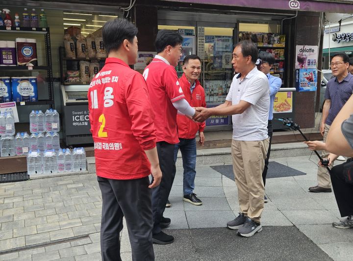 [하남=뉴시스] 송언석 국민의힘 공동선거대책위원장과 이용 하남갑 국회의원 보궐선거 후보가 27일 오전 경기 하남 신장시장을 찾아 도보유세를 진행했다. (사진=한은진 기자) *재판매 및 DB 금지