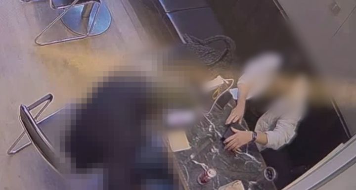 투자 사기 일당이 피해자로부터 골드바를 전달 받는 모습. (사진=경기남부경찰청 제공) *재판매 및 DB 금지