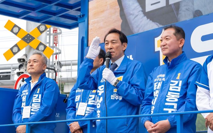 [춘천=뉴시스] 27일 더불어민주당 우상호 강원특별자치도지사 후보측은 이날 태백 지역 집중 유세를 이어가며 강원 남부권 표심 결집에 나섰다고 밝혔다. 우상호 후보측 제공. *재판매 및 DB 금지