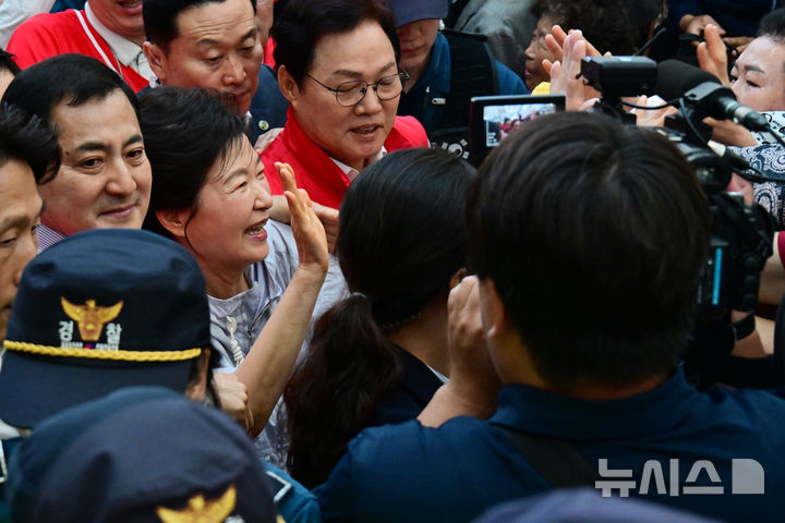 [진주=뉴시스] 차용현 기자 = 사전투표일을 이틀 남겨둔 27일 오전 박근혜 전 대통령이 경남 진주시 중앙시장을 방문해 시민들과 만나고 있다. 2026.05.27. con@newsis.com 