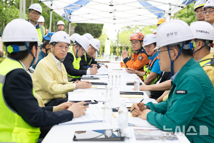 [서울=뉴시스] 홍지선 국토교통부 2차관은 27일 서울 서소문 고가차도 붕괴 사고 관련 관계기관 비상대책회의를 주재하고 열차 운행 차질 최소화와 시민 이동 지원대책을 점검했다. photo@newsis.com