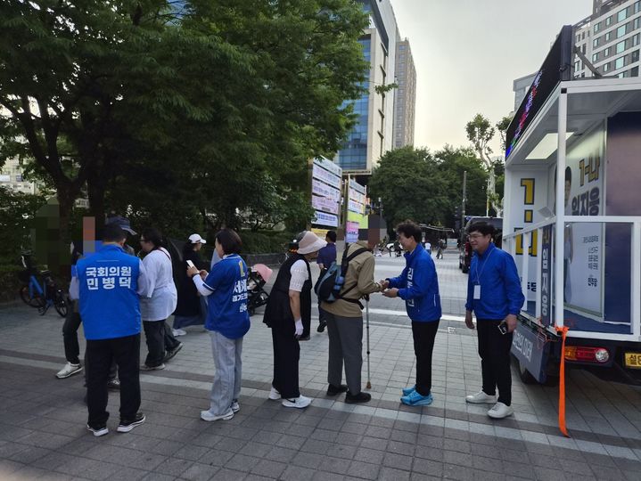 [과천=뉴시스] 백유정 인턴기자 = 더불어민주당 김종천 후보가 중앙공원에서 시민을 만나고 있다. *재판매 및 DB 금지