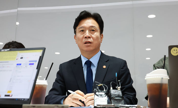 [세종=뉴시스] 김영훈 고용노동부 장관이 27일 오전 정부세종청사에서 열린 출입기자단 차담회에서 발언하고 있다. 2026.05.27. (사진=고용노동부 제공) *재판매 및 DB 금지