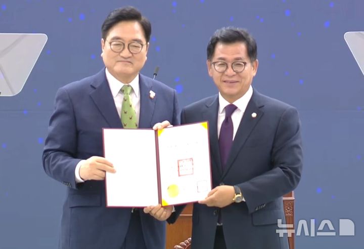 [포항=뉴시스] 국민의힘 이상휘 의원(포항 남·울릉)이 27일 국회에서 열린 '제6회 대한민국 국회 의정대상' 시상식에서 '입법 활동 부문 의정 대상'을 받은 후 우원식 국회의장과 기념 촬영하고 있다. (사진=이상휘 의원실 제공) 2026.05.27. photo@newsis.com