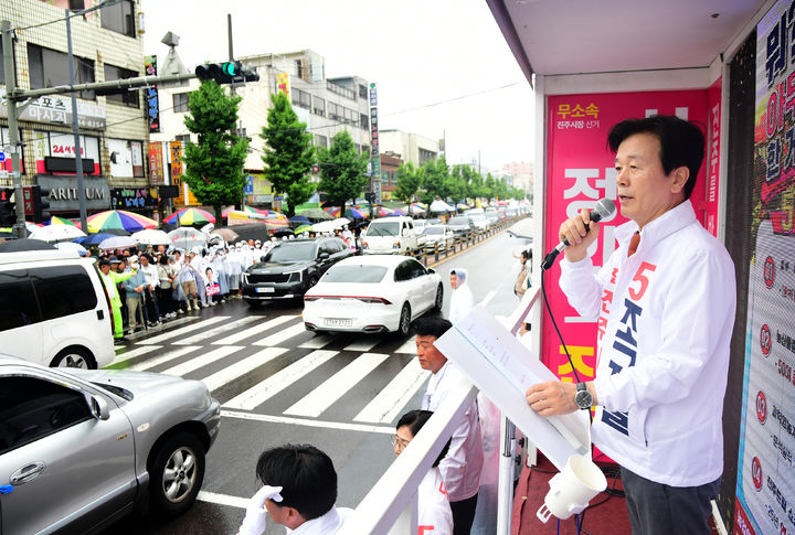 [진주=뉴시스] 정경규 기자 = 무소속 조규일 진주시장 후보는 27일 서부시장에서 거리유세를 하고있다.2026.05.27.jkgyu@newsis.com *재판매 및 DB 금지