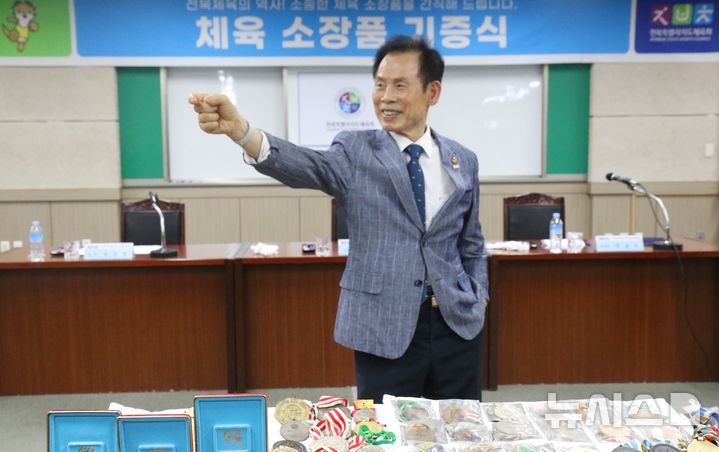 [전주=뉴시스] 아시안게임 3연패의 주인공인 박종길 전 차관이 27일 전북특별자치도체육회에서 열린 체육 소장품 기증식에서 멋진 포즈를 취하고 있다. 2026.05.27  *재판매 및 DB 금지